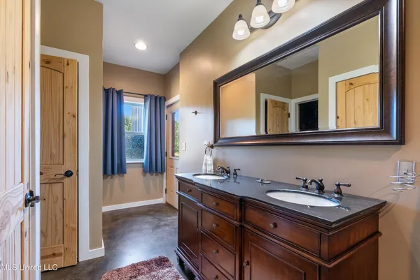 $575,000 | 748 Bluegoose Road, Sarah, MS 38665