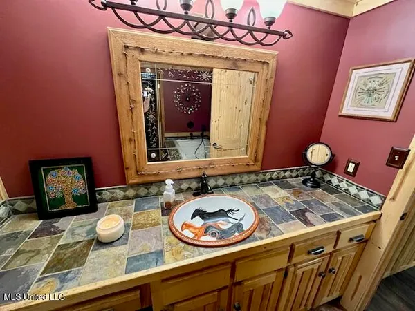 $575,000 | 748 Bluegoose Road, Sarah, MS 38665