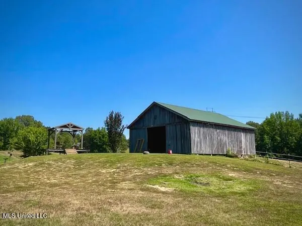 $575,000 | 748 Bluegoose Road, Sarah, MS 38665