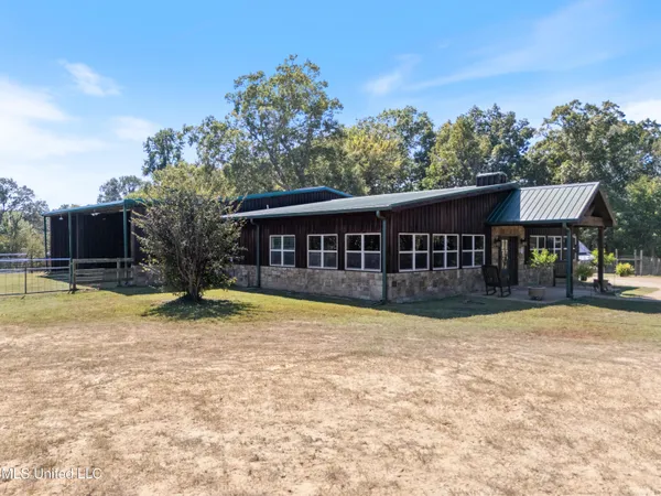 $575,000 | 748 Bluegoose Road, Sarah, MS 38665