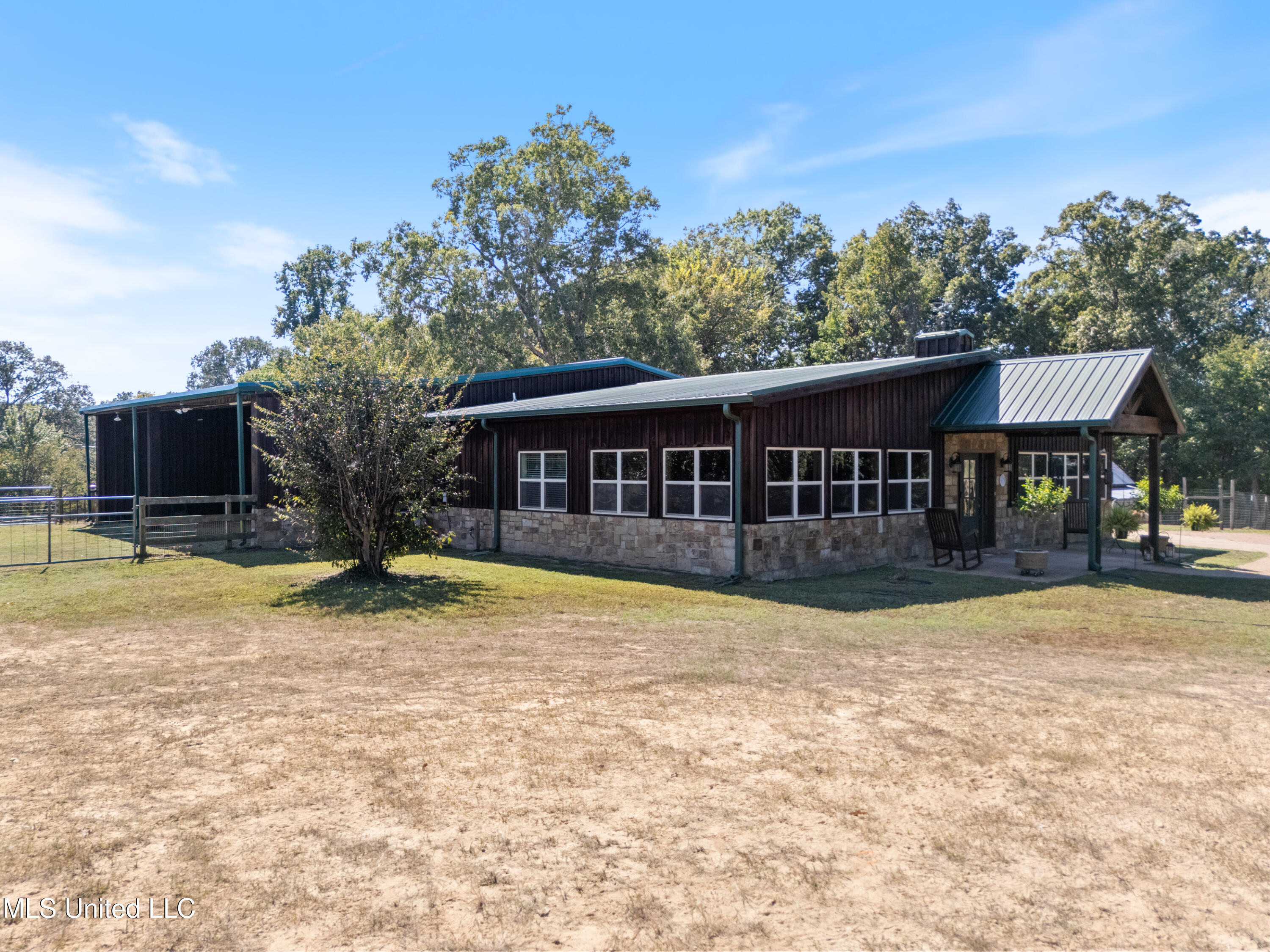 748 Bluegoose Road Sarah, MS 38665 - Photo 4 of 46 748 BLUE GOOSE ROAD FRONT5