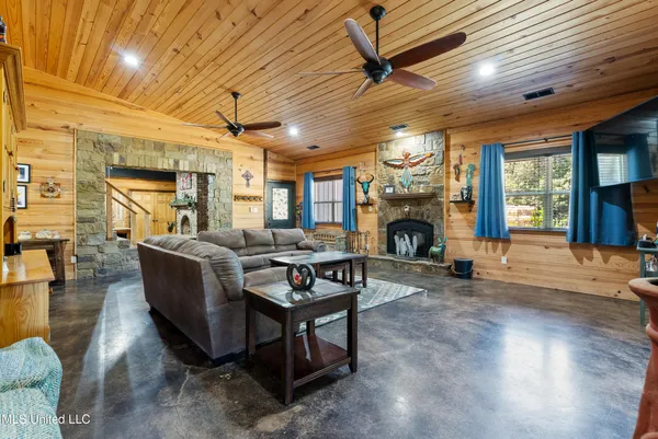 $575,000 | 748 Bluegoose Road, Sarah, MS 38665