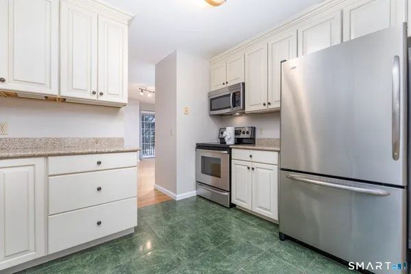 $289,900 | 4 Fairmount Lane, Unit 4, Granby, CT 06035