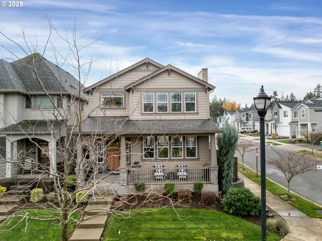 a view of a yard in front of house