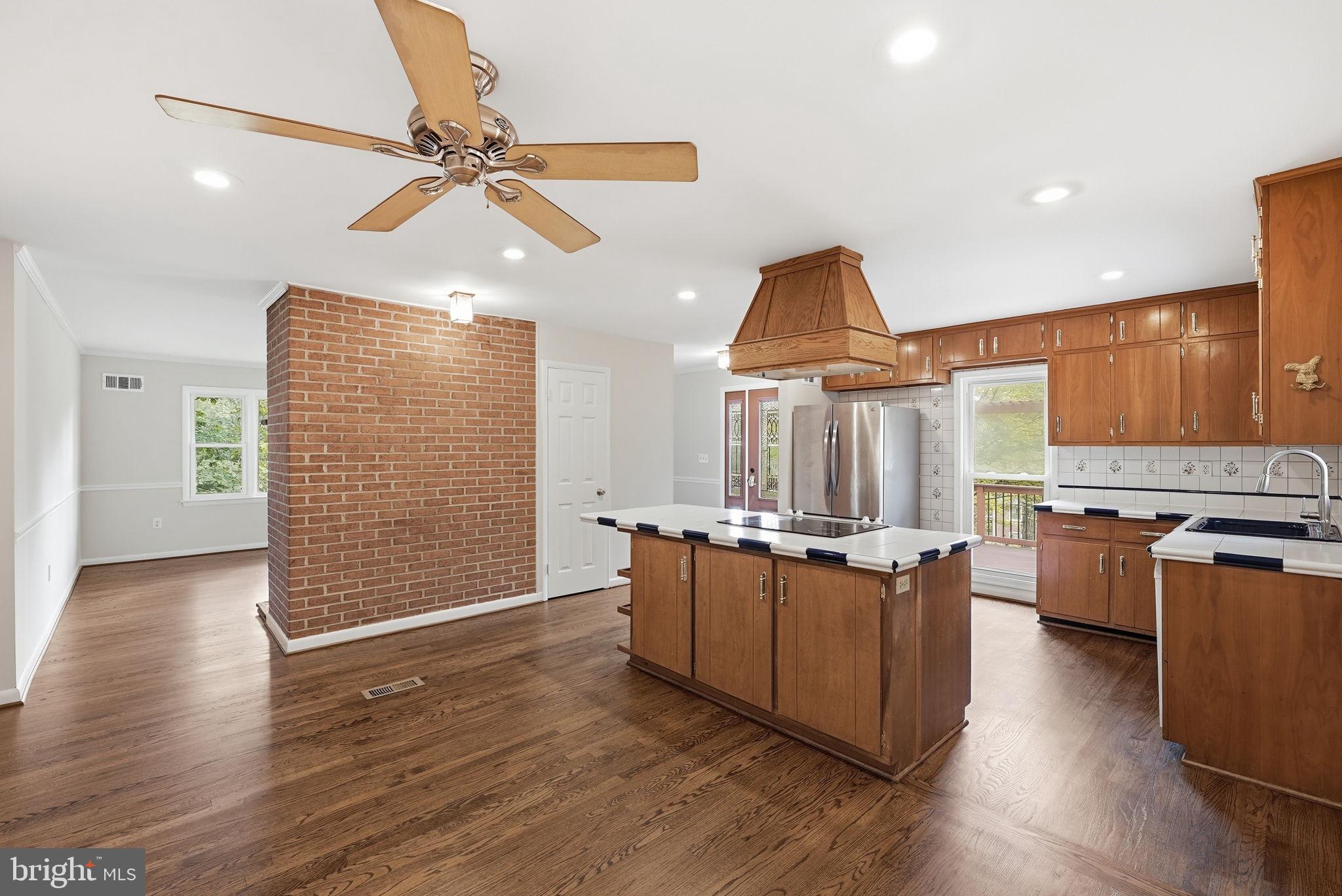 9425 Emory Grove Road Gaithersburg, MD 20877 - Photo 4 of 47 Large kitchen with pantry, overhead lights
