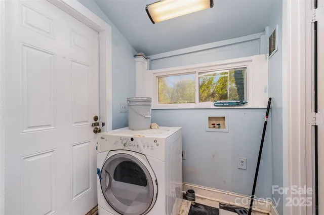 a view of a storage & utility room with washer and dryer