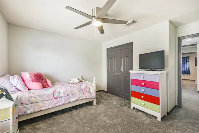 a view of a house with backyard and garden