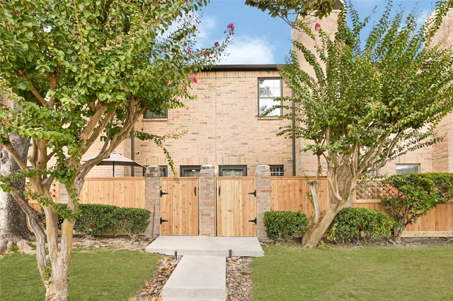 $167,900 | 9800 Pagewood Lane, Unit 2703, Houston, TX 77063