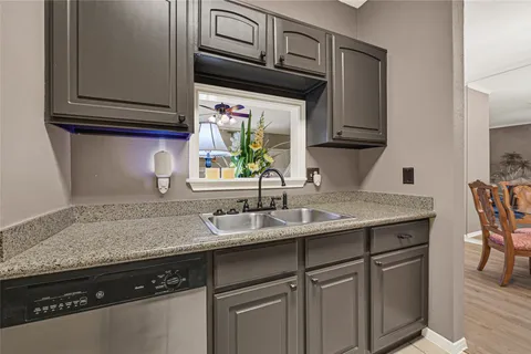 $167,900 | 9800 Pagewood Lane, Unit 2703, Houston, TX 77063