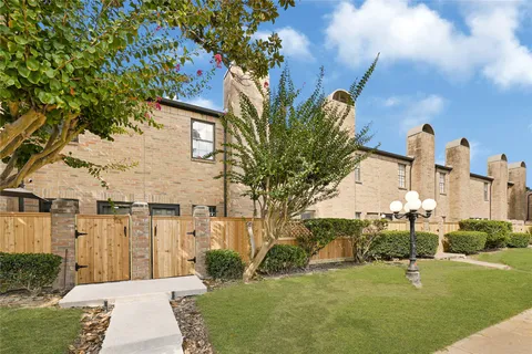 $167,900 | 9800 Pagewood Lane, Unit 2703, Houston, TX 77063