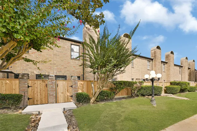 $167,900 | 9800 Pagewood Lane, Unit 2703, Houston, TX 77063