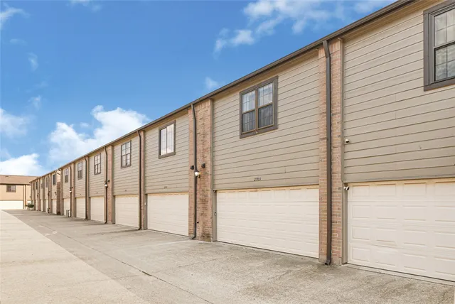 $167,900 | 9800 Pagewood Lane, Unit 2703, Houston, TX 77063