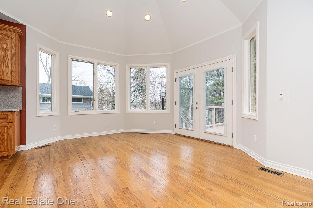 85 Orchardale Drive Rochester, MI 48309 - Photo 11 of 38 Eating Area/Dining Room lots of windows