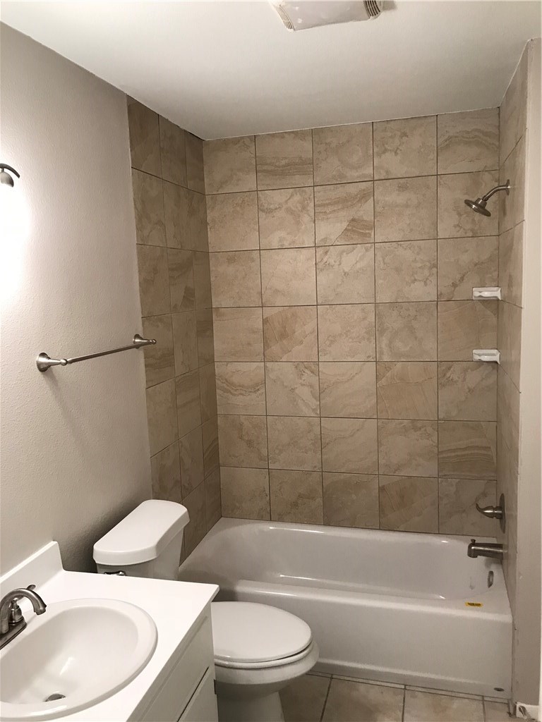 1810 Berkeley Avenue, Unit B Austin, TX 78745 - Photo 5 of 9 Updated bath.