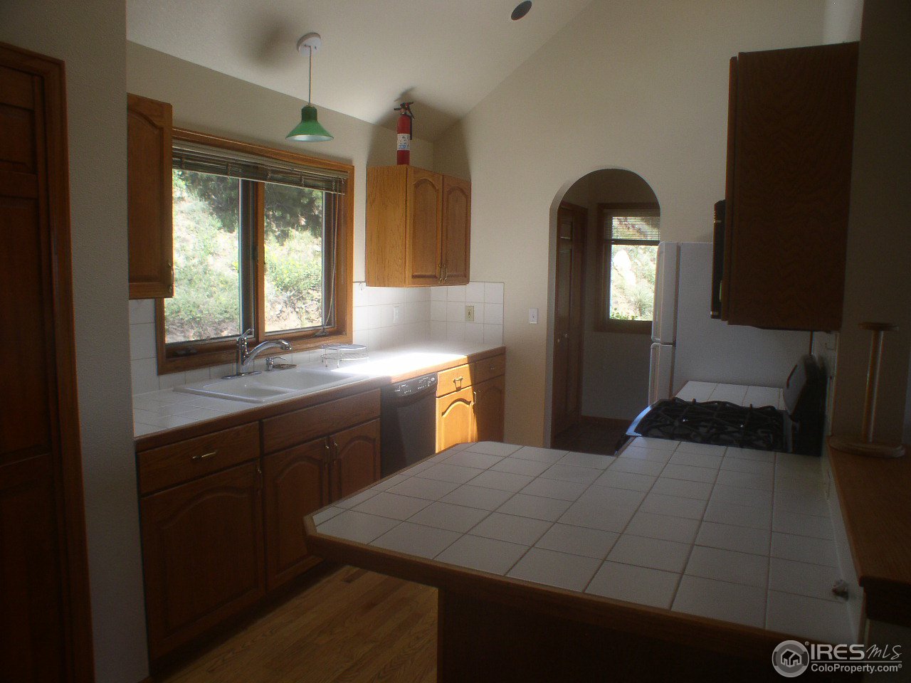 356 Ridgeview Lane Boulder, CO 80302 - Photo 4 of 25 a kitchen with a sink and a mirror