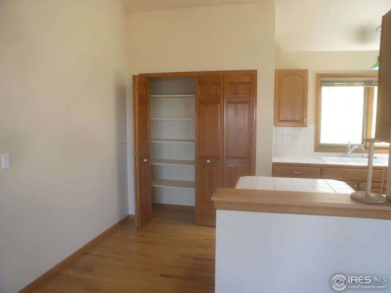 356 Ridgeview Lane Boulder, CO 80302 - Photo 6 of 25 a bathroom with a sink and a large mirror