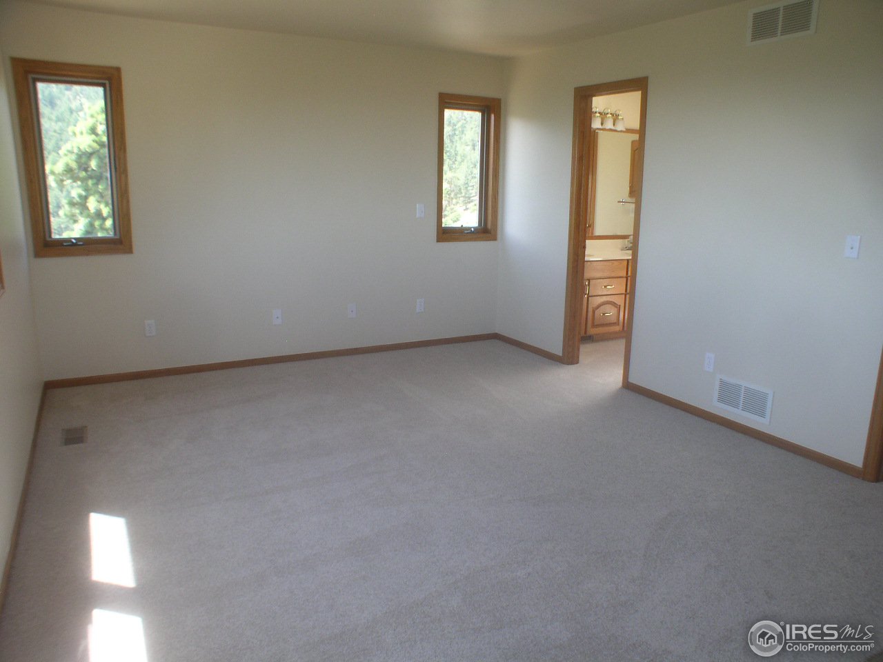 356 Ridgeview Lane Boulder, CO 80302 - Photo 9 of 25 an empty room with windows and closet
