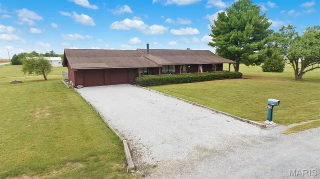 $360,000 | 11938 Davis Road, Alhambra, IL 62001