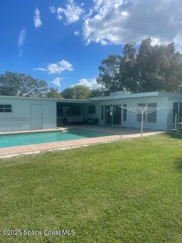 a view of livingroom with furniture