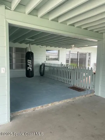 a view of backyard of the house