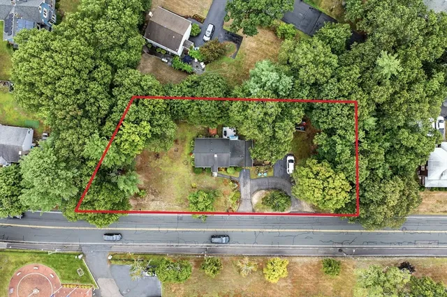 a view of yard with green space