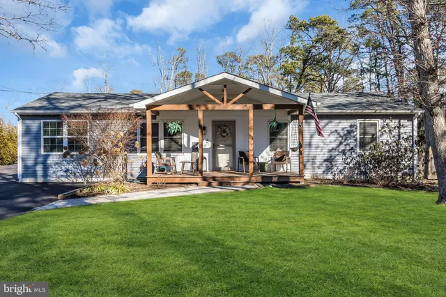 a view of a house with backyard and porch