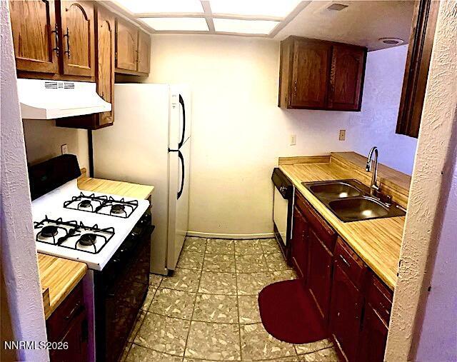 754 Boulder Court, Unit 2 Stateline, NV 89449 - Photo 4 of 14 754 Boulder 2 Kitchen1