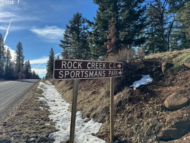 a sign that is sitting on a brick wall