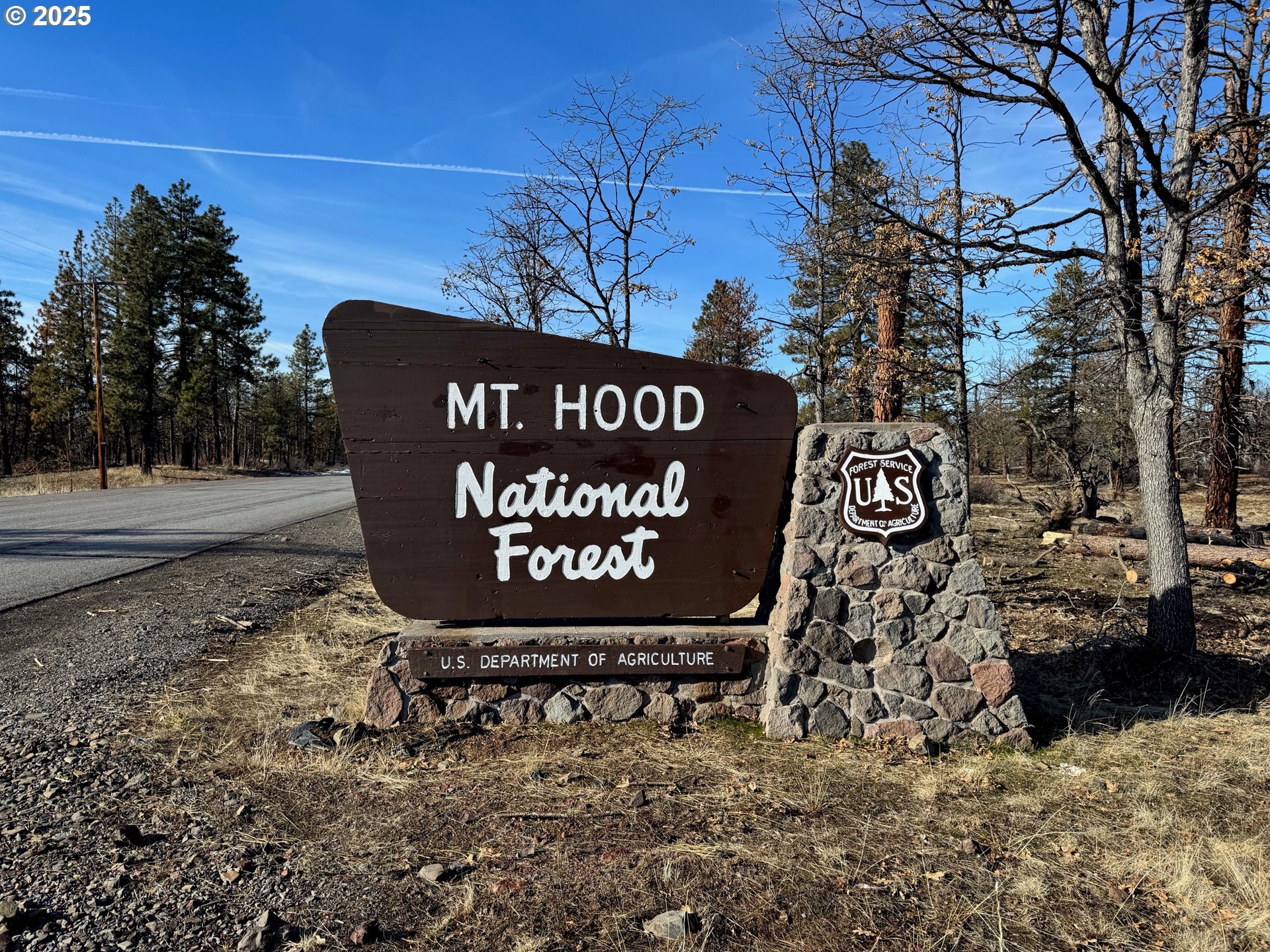 345 Oak Park Drive Wamic, OR 97063 - Photo 36 of 39 a sign on the side of the road