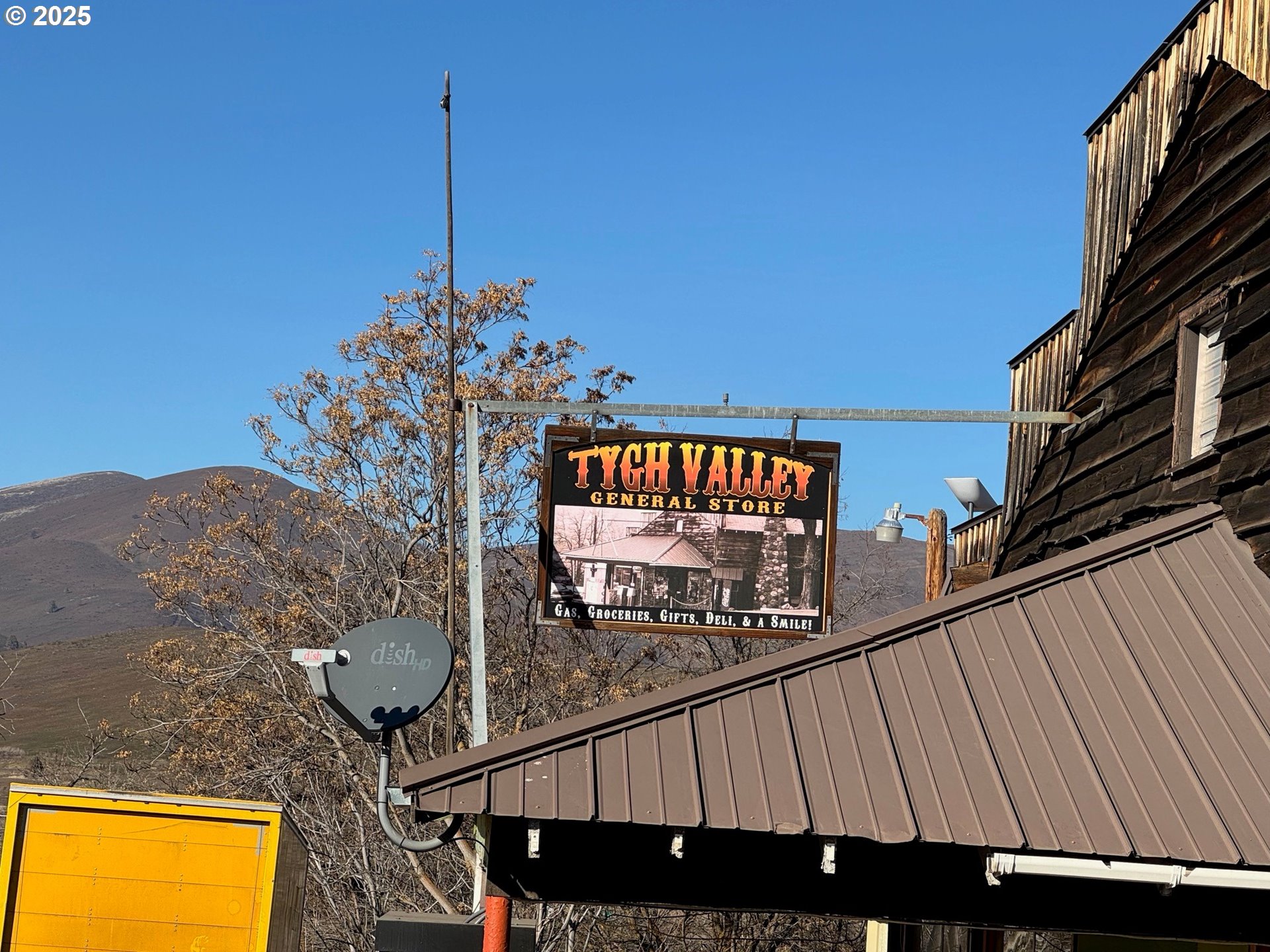 345 Oak Park Drive Wamic, OR 97063 - Photo 39 of 39 a view of a balcony with furniture