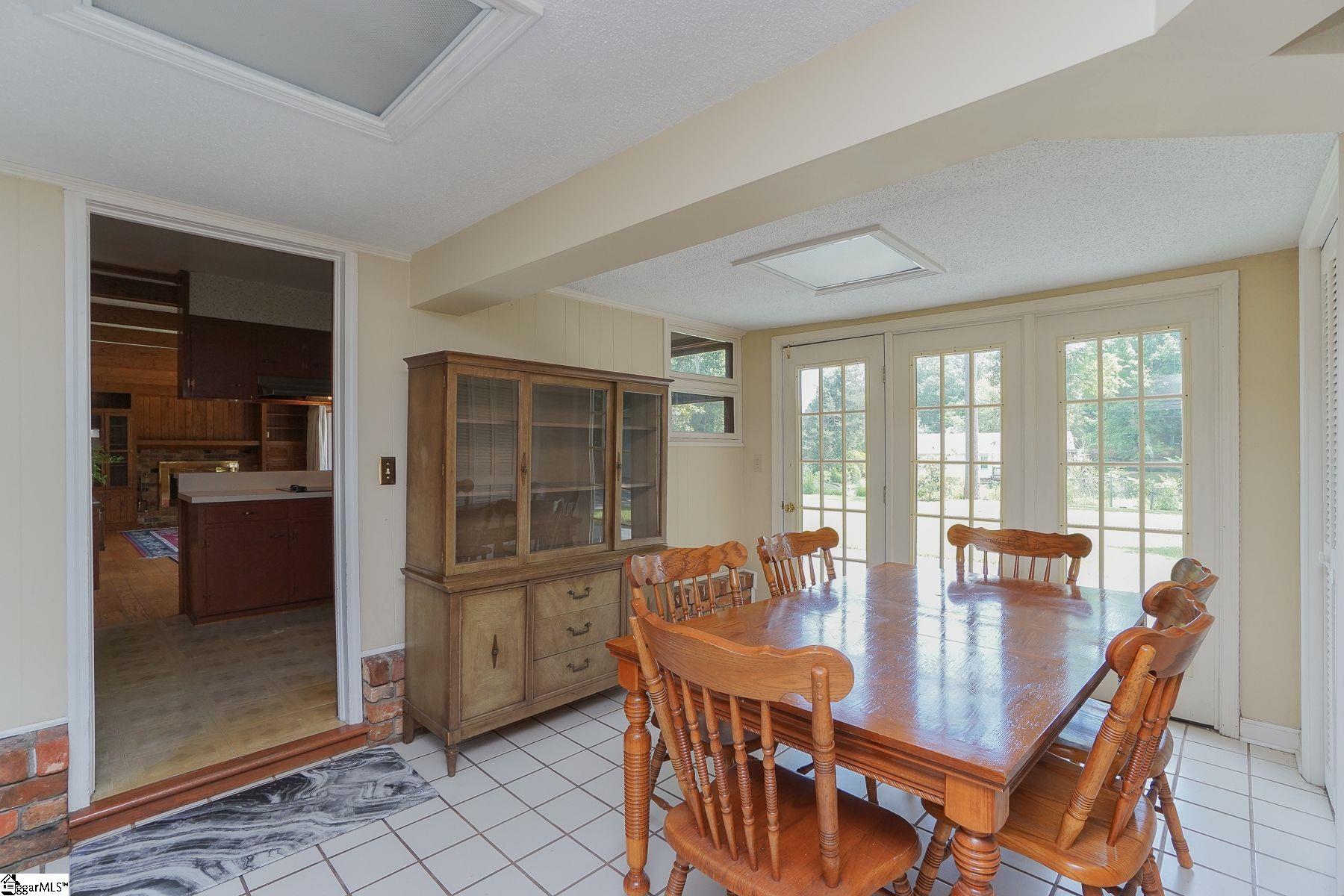208 Sweetbriar Road Greenville, SC 29615 - Photo 4 of 23 Gallery Image 4