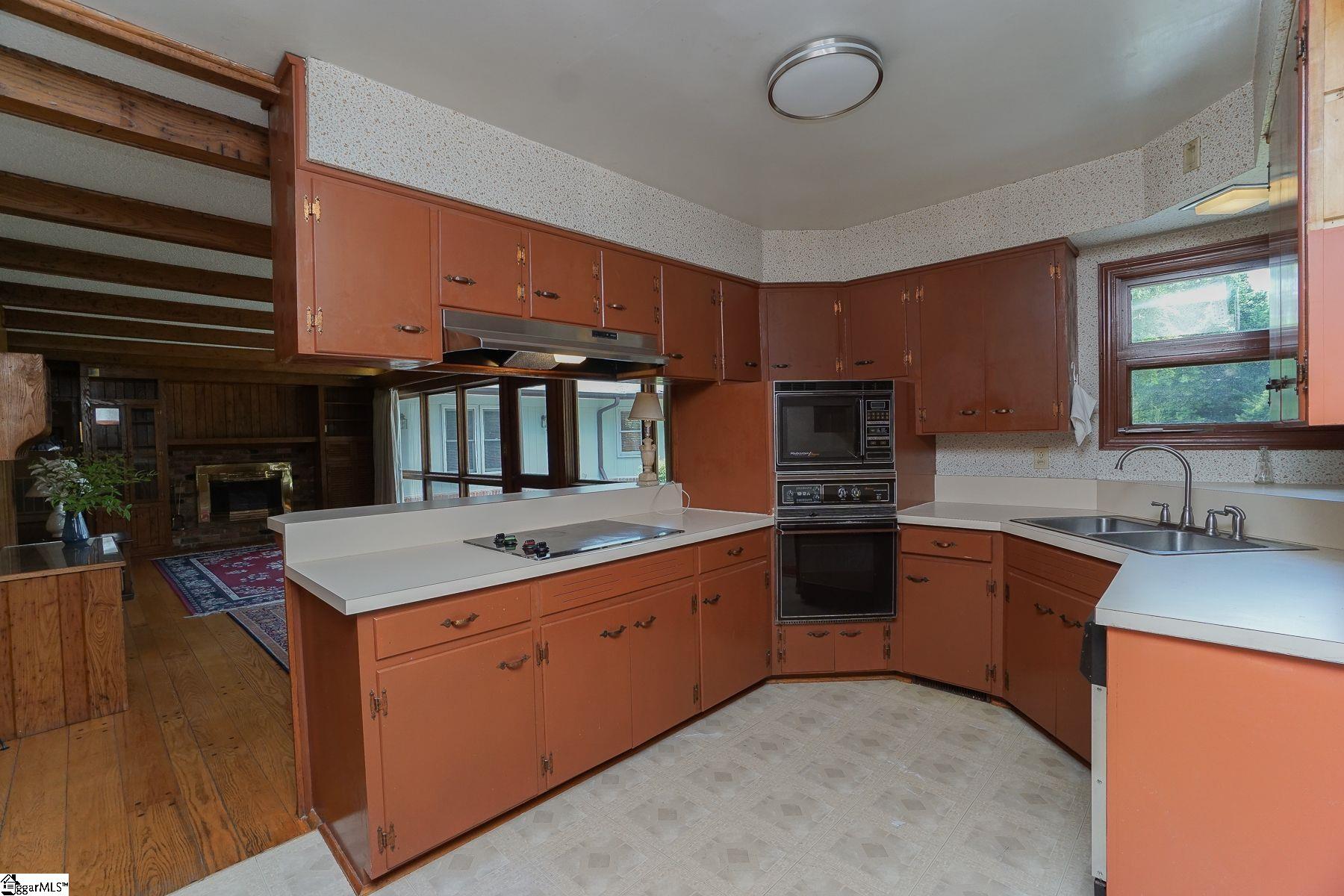 208 Sweetbriar Road Greenville, SC 29615 - Photo 7 of 23 Gallery Image 7