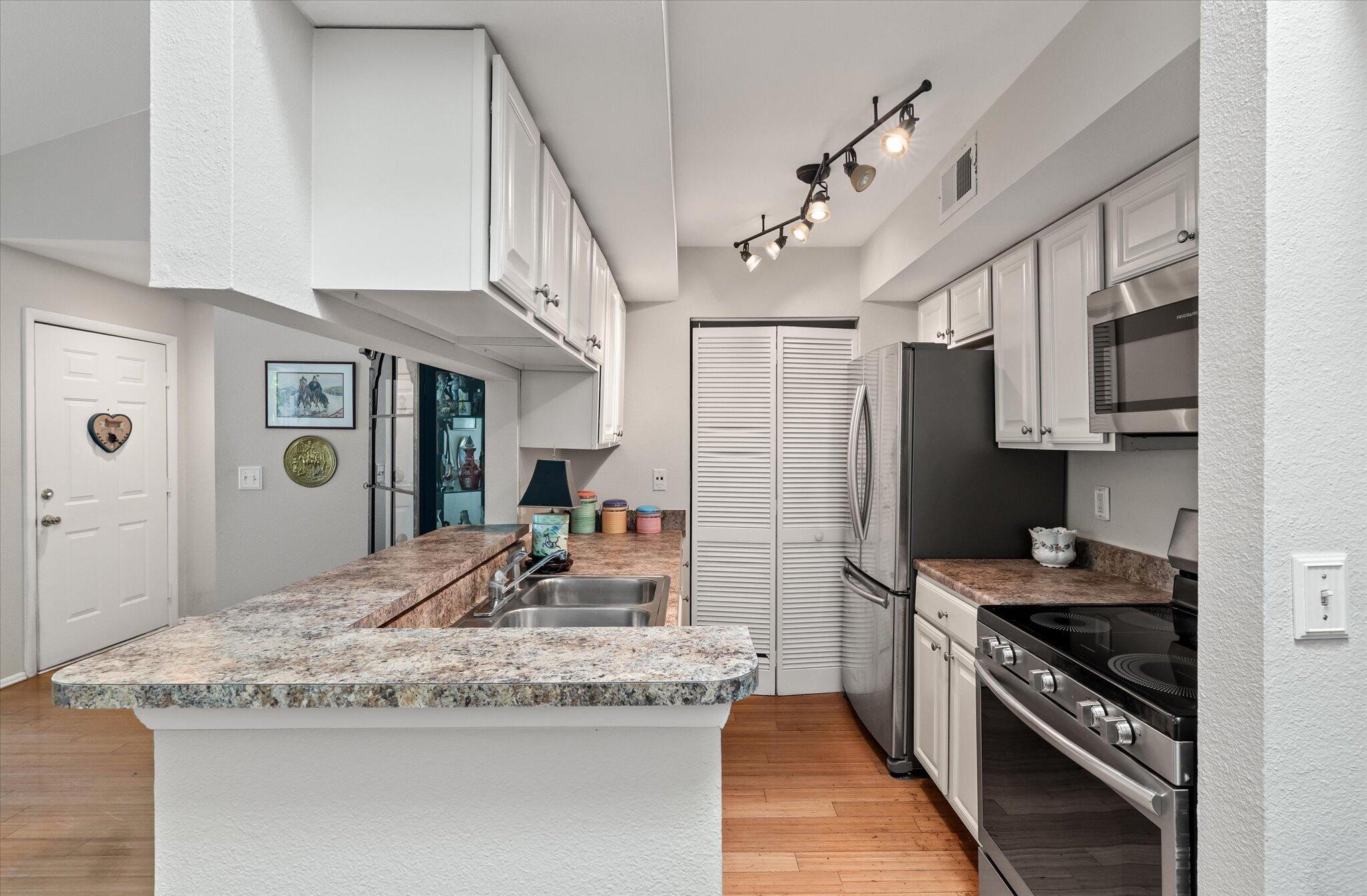 1481 Center Street, Unit 1008 Mount Pleasant, SC 29464 - Photo 11 of 37 12-Kitchen
