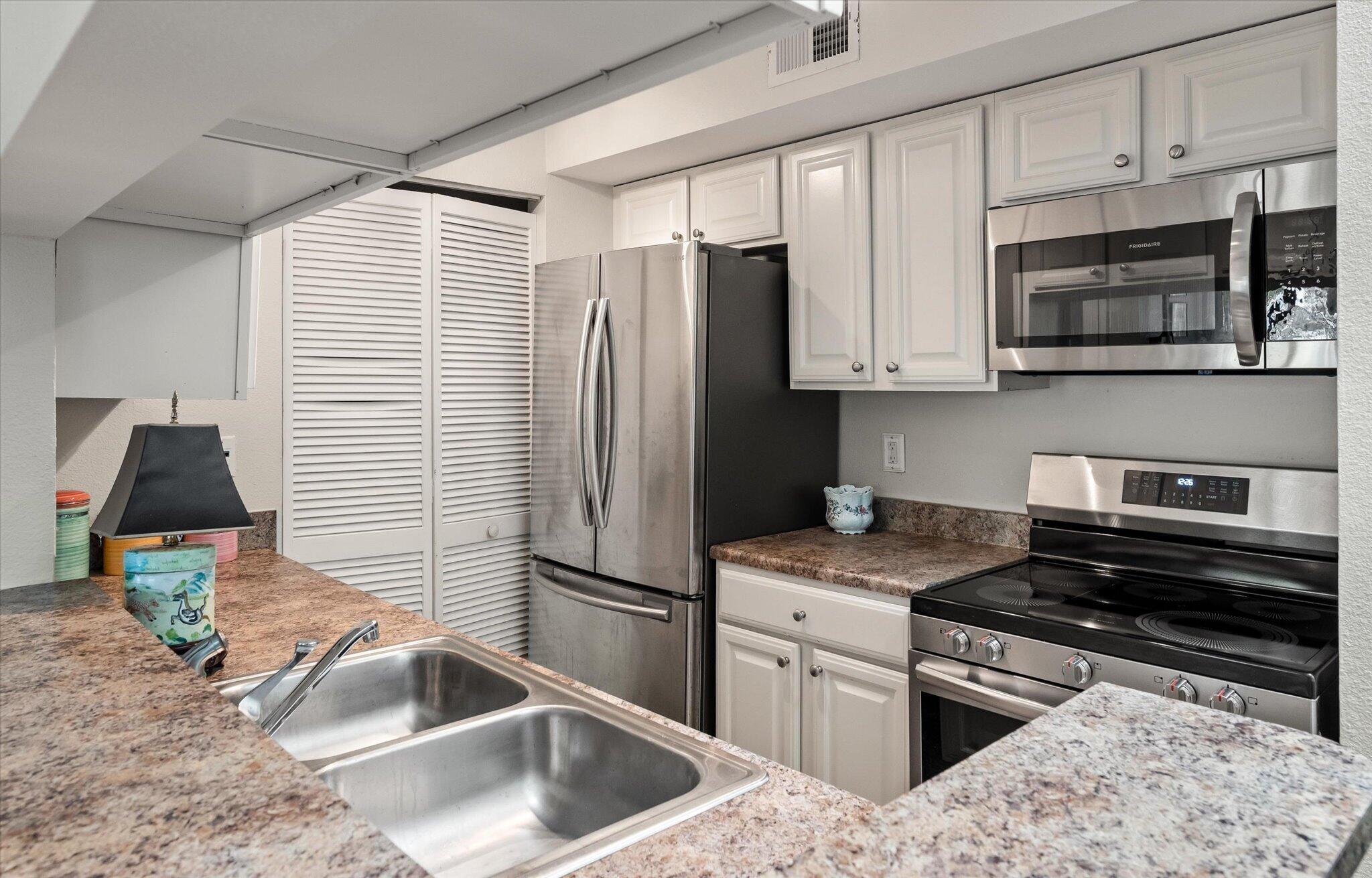 1481 Center Street, Unit 1008 Mount Pleasant, SC 29464 - Photo 12 of 37 13-New Appliances