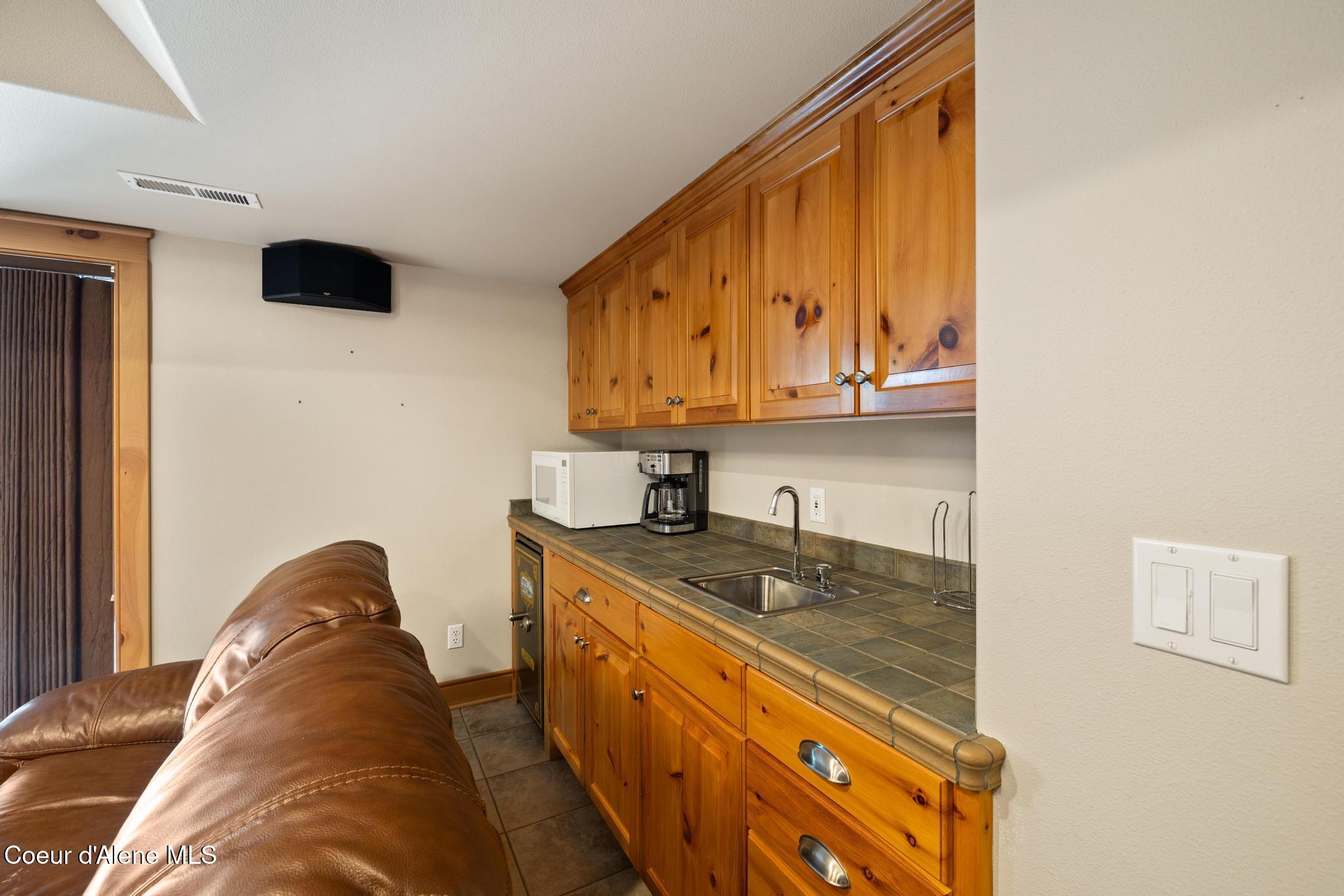 4459 East O'Gara Road Harrison, ID 83833 - Photo 35 of 47 Family Room Wet Bar