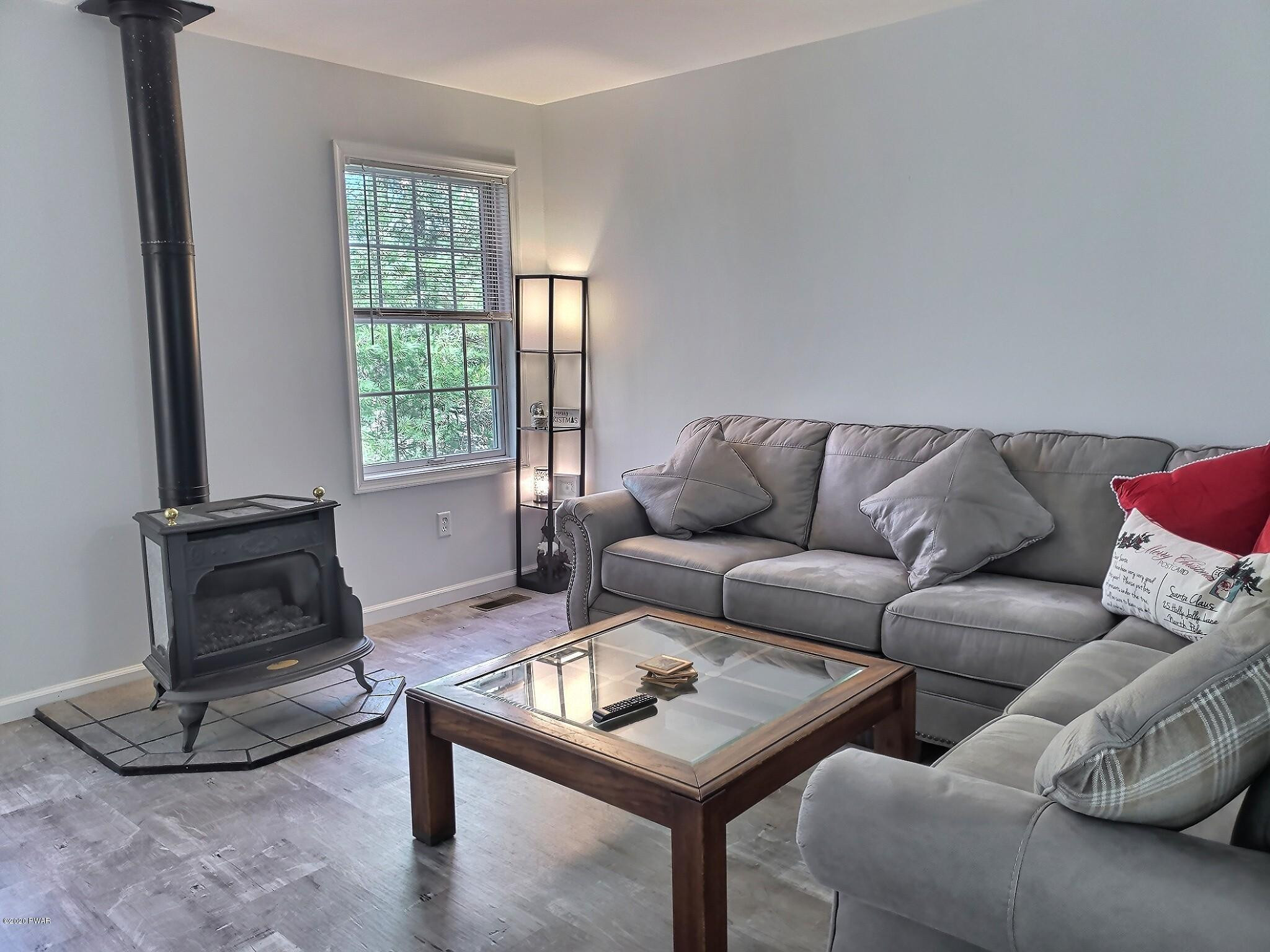 109 Beecher Road Dingmans Ferry, PA 18328 - Photo 4 of 34 Living