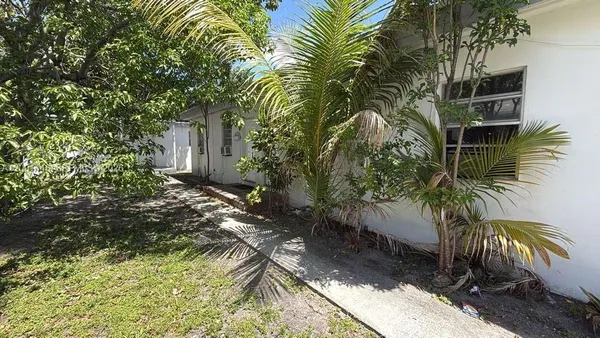 $1,400 | 817 Northwest 10th Street, Unit 2, Hallandale Beach, FL 33009