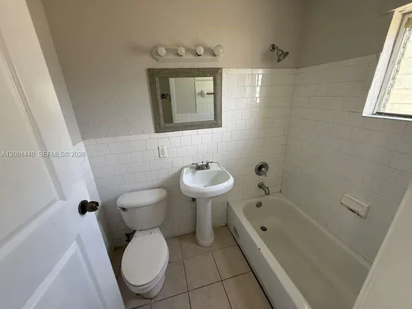 $1,400 | 817 Northwest 10th Street, Unit 2, Hallandale Beach, FL 33009