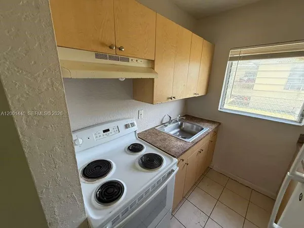 $1,400 | 817 Northwest 10th Street, Unit 2, Hallandale Beach, FL 33009