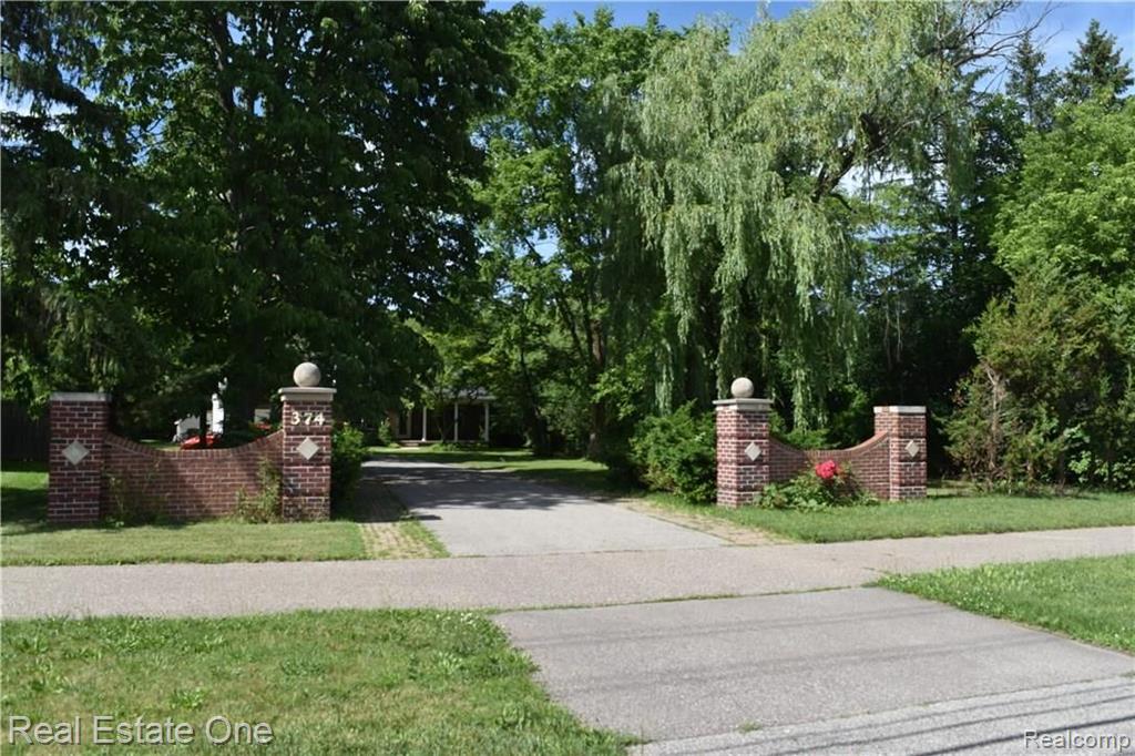 374 East South Boulevard Rochester, MI 48307 - Photo 2 of 21