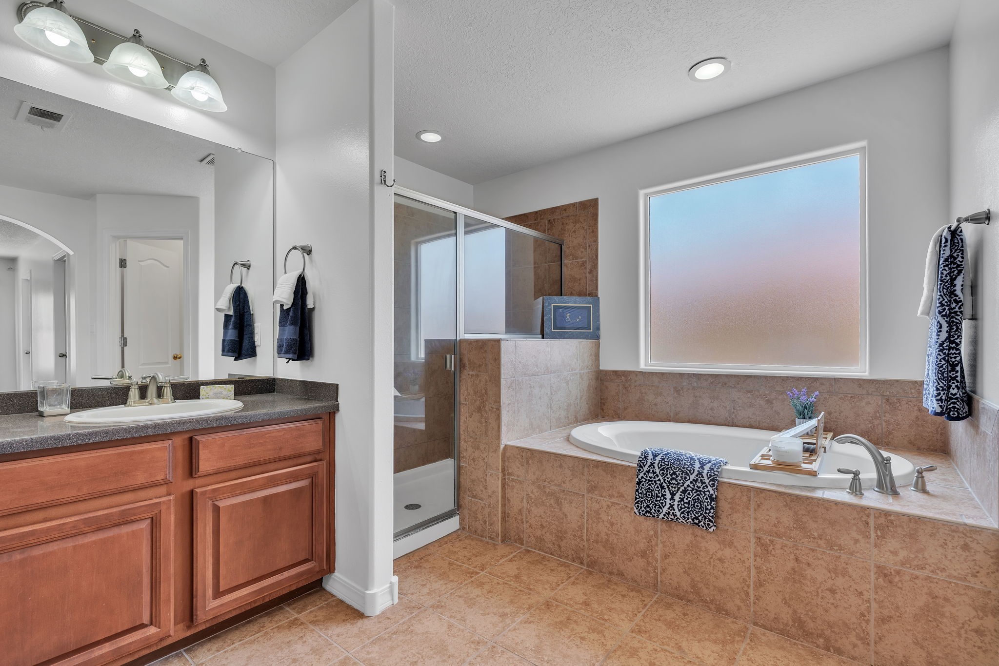 6914 Wrangell Loop Northeast Rio Rancho, NM 87144 - Photo 31 of 61 Primary Bathroom