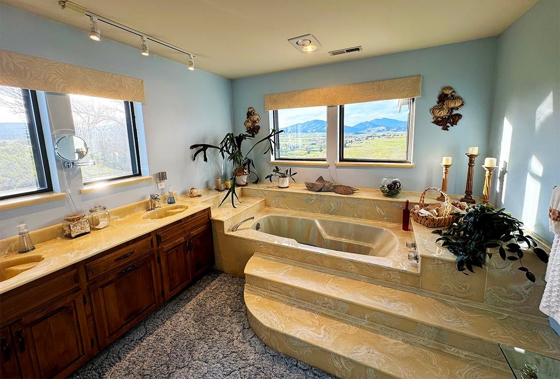 945 Holcomb Road Montague, CA 96064 - Photo 18 of 37 Gallery Image 18