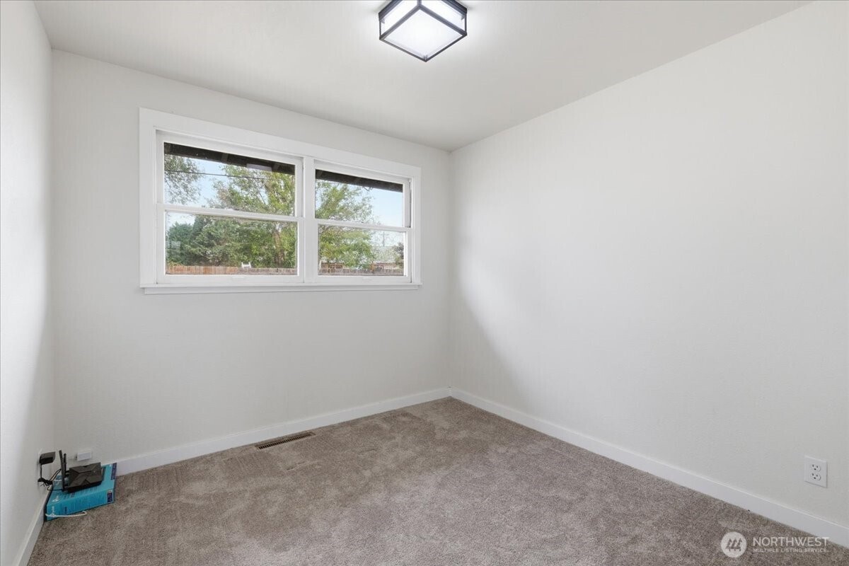 262 North Earl Road Moses Lake, WA 98837 - Photo 11 of 28