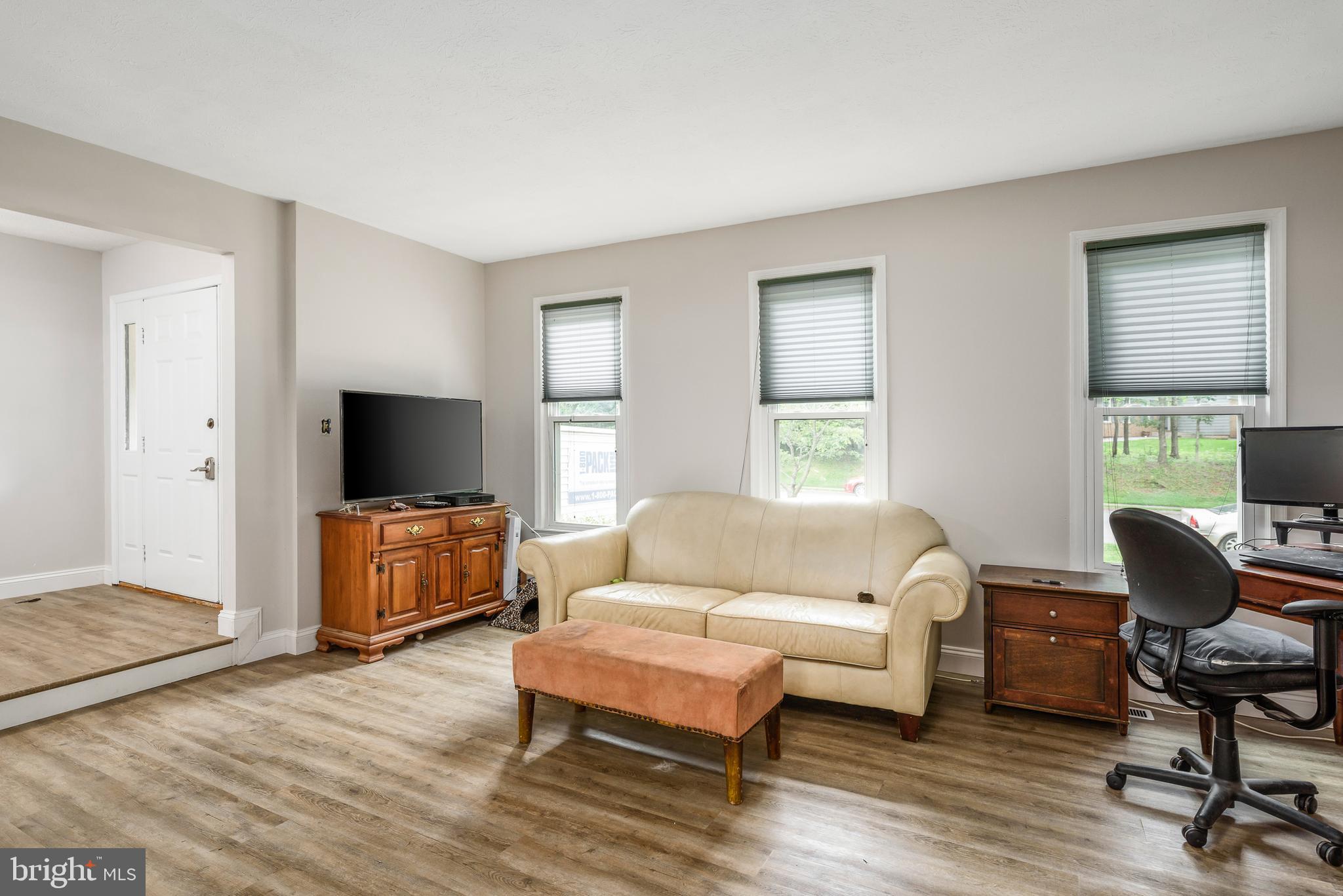 7 Carrollton Road Sterling, VA 20165 - Photo 4 of 39 Living Room