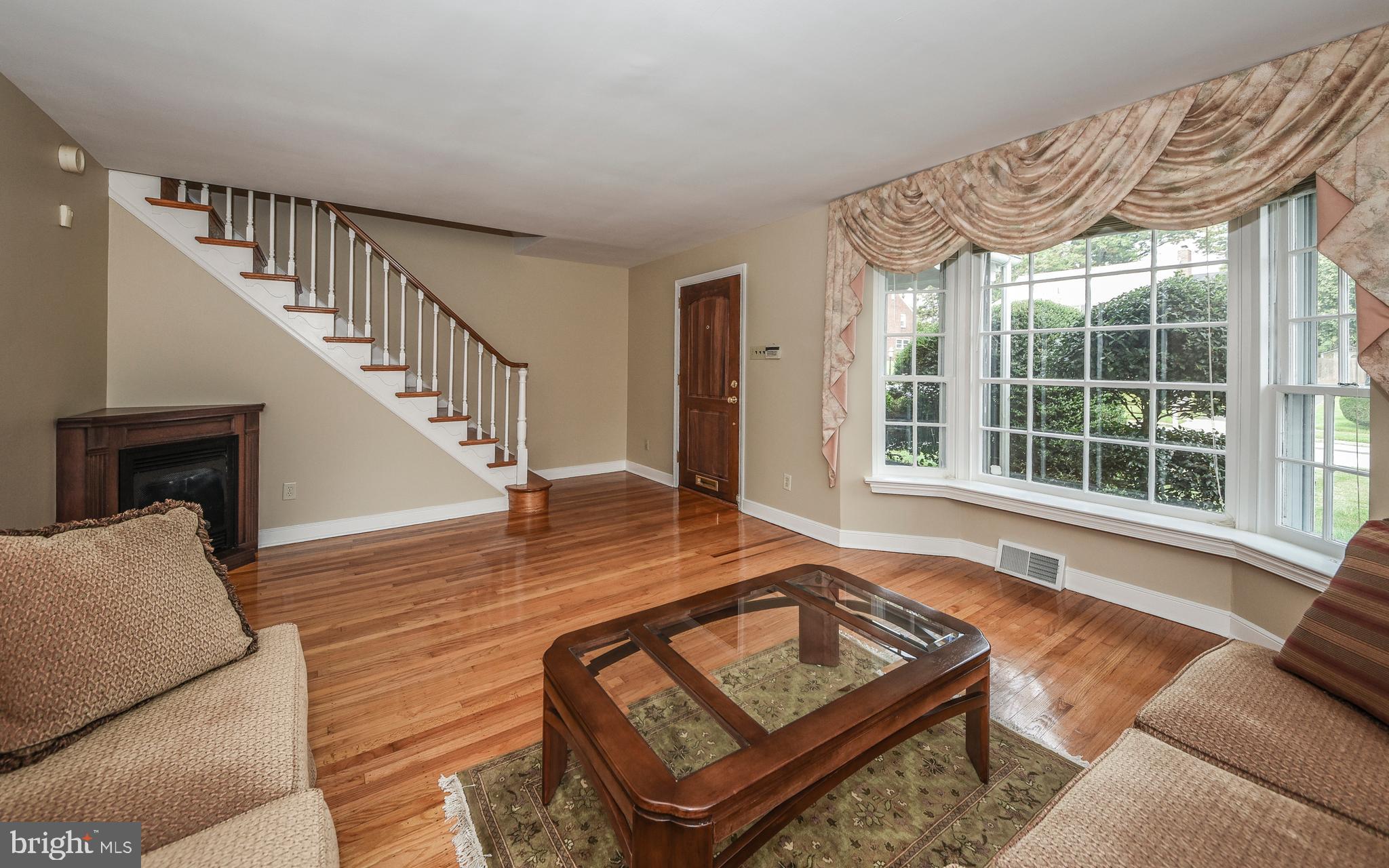 7641 Brookfield Road Cheltenham, PA 19012 - Photo 11 of 33 Living Room