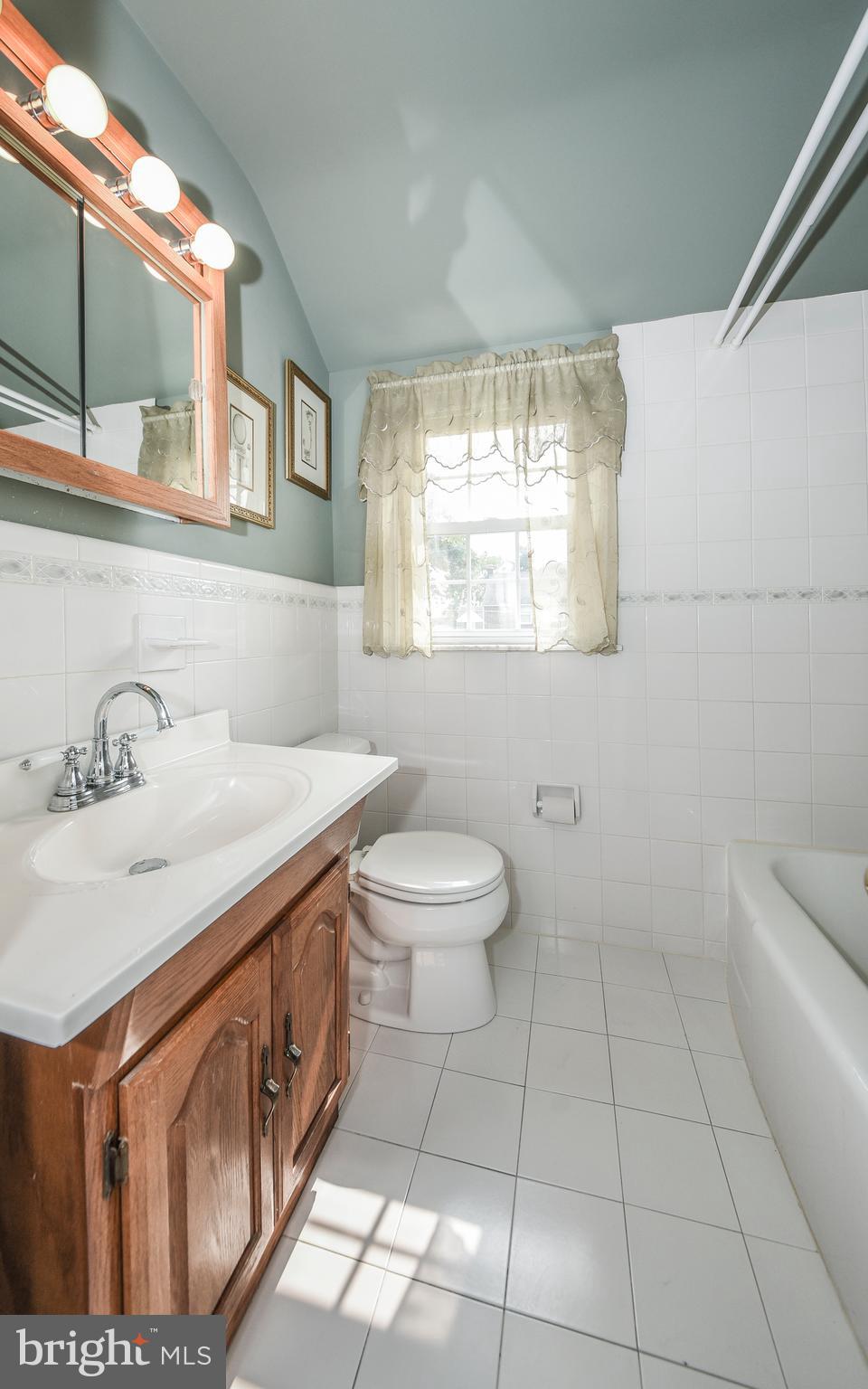 7641 Brookfield Road Cheltenham, PA 19012 - Photo 21 of 33 Hall Bath