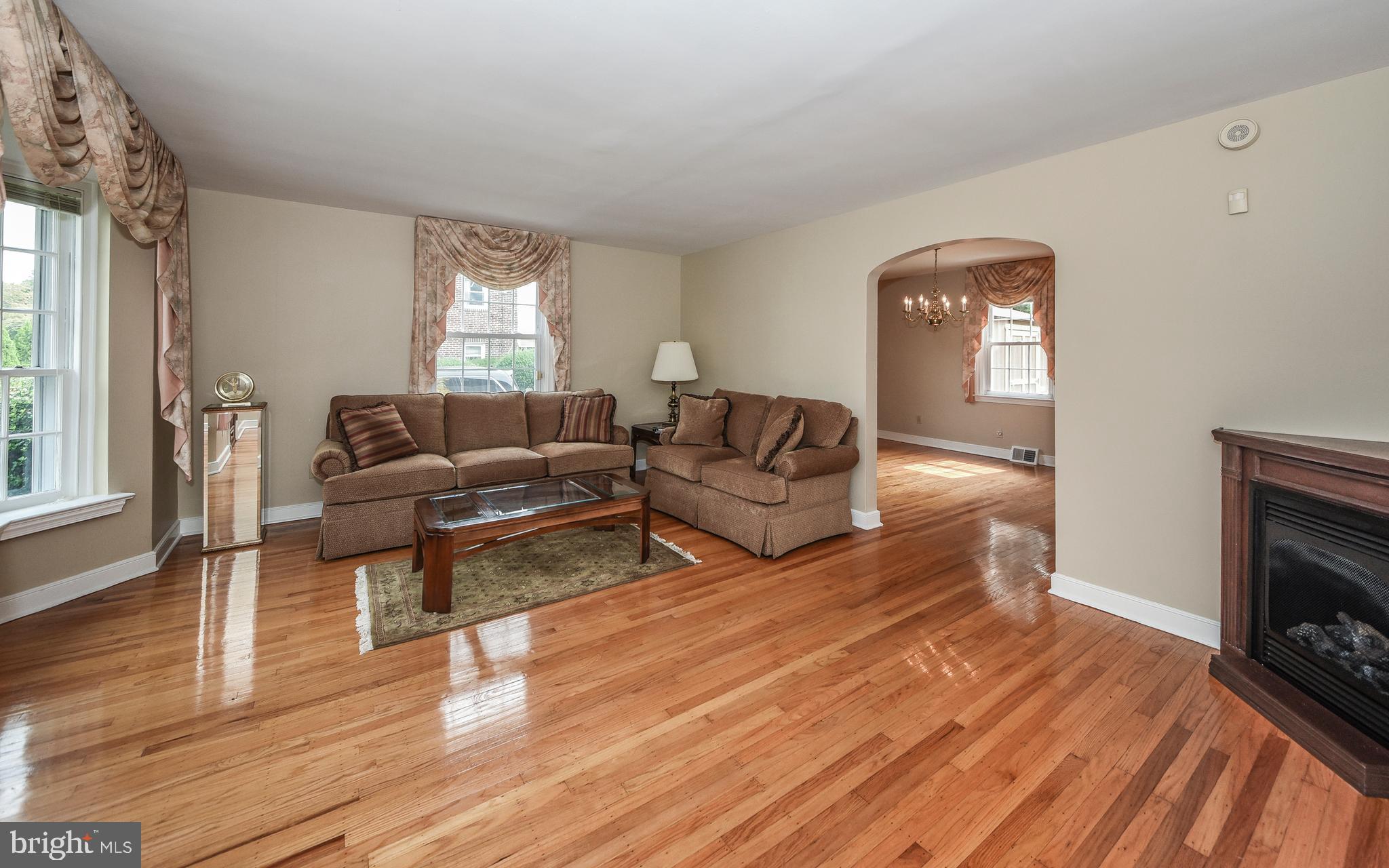 7641 Brookfield Road Cheltenham, PA 19012 - Photo 9 of 33 Living Room