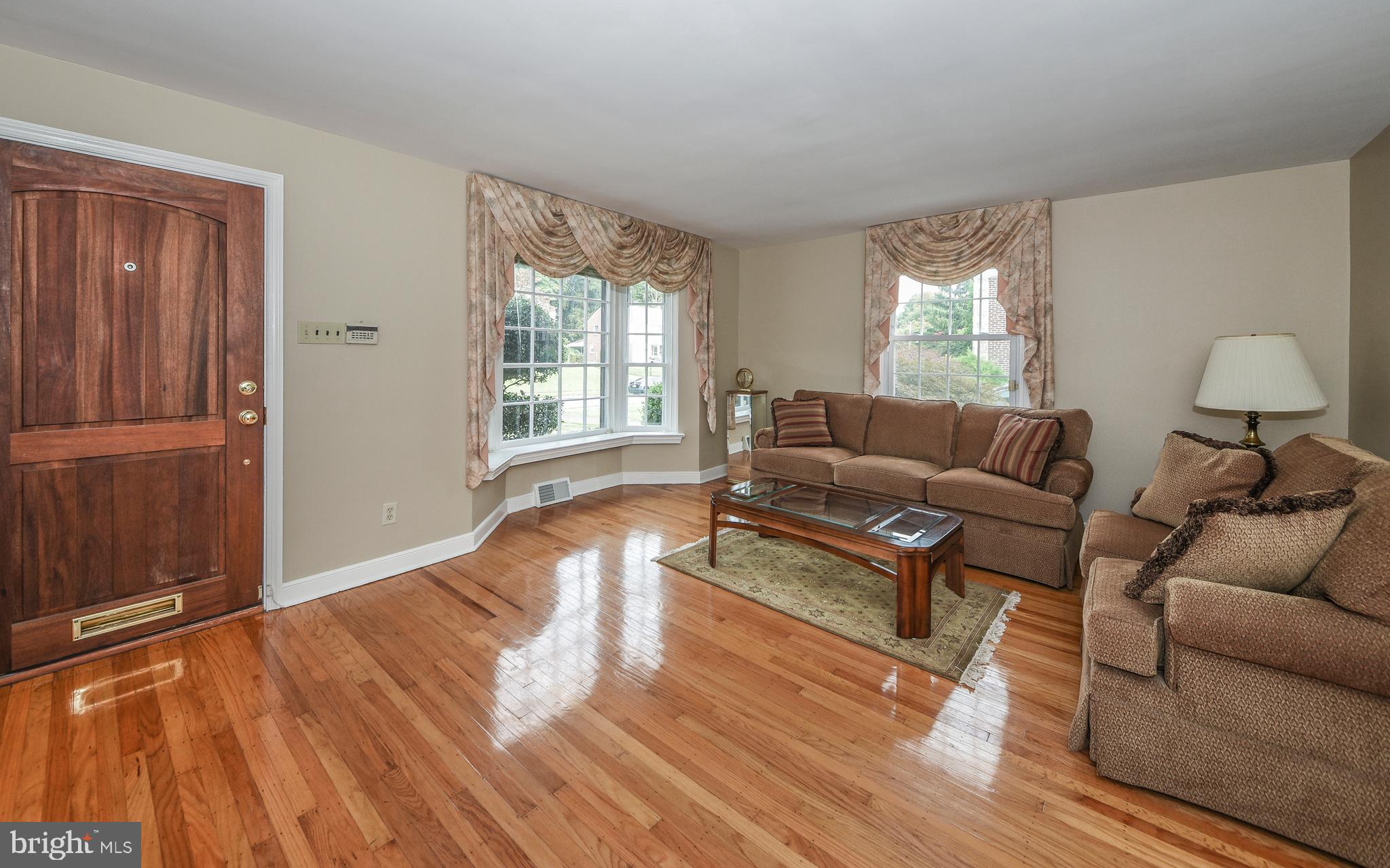 7641 Brookfield Road Cheltenham, PA 19012 - Photo 10 of 33 Living Room