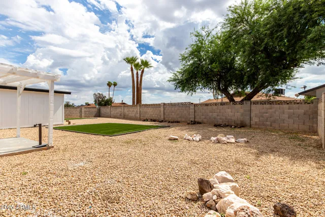 a view of a backyard