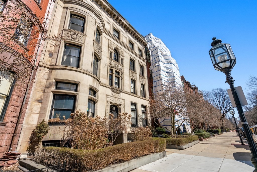 273 Commonwealth Avenue, Unit 9 Boston, MA 02116 - Photo 23 of 26 a view of a building